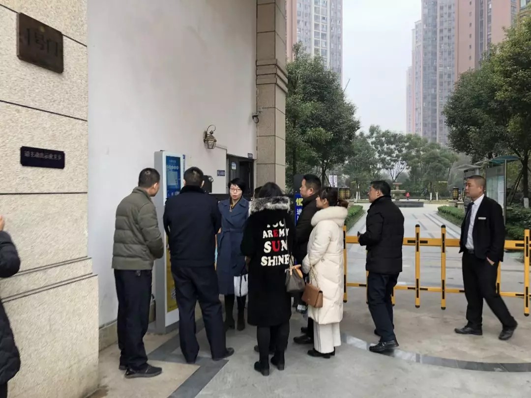 新都區(qū)街道、社區(qū)、公安一行參觀鑫安智慧社區(qū)。