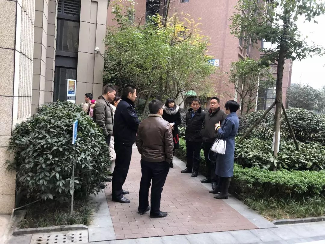 新都區(qū)街道、社區(qū)、公安一行參觀鑫安智慧社區(qū)。