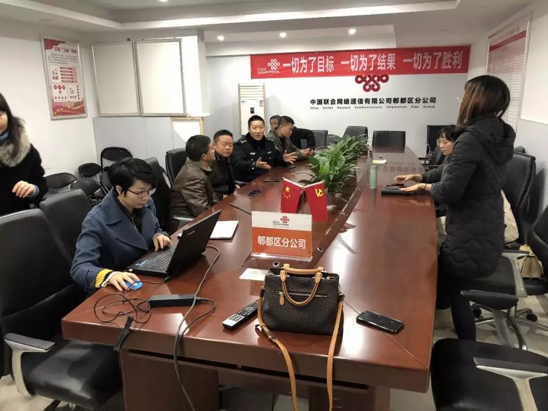 新都區(qū)街道、社區(qū)、公安一行參觀鑫安智慧社區(qū)。